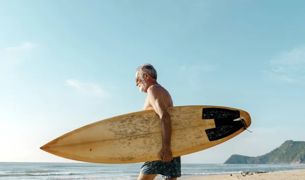 Surfista Uma Praia Agradável — Fotografia de Stock