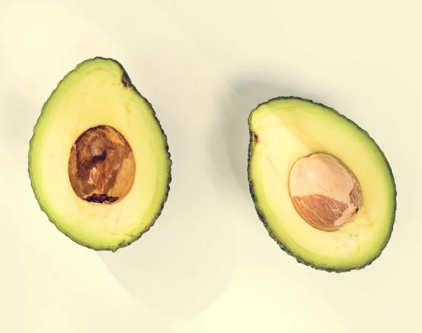 Luchtfoto Van Verse Avocado Witte Achtergrond — Stockfoto