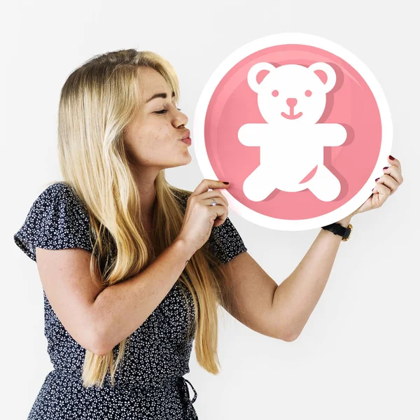 Blondine Küsst Ikone Mit Gezogenem Teddybär — Stockfoto