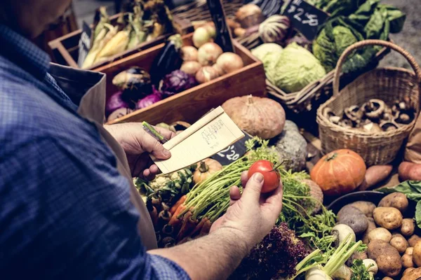 Hombre Comprando Verduras Orgánicas Frescas Mercado — Foto de Stock