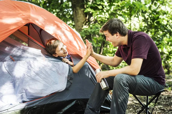 Jongetje Leunend Uit Van Tent Geven Vijf Van Zijn Vader — Stockfoto