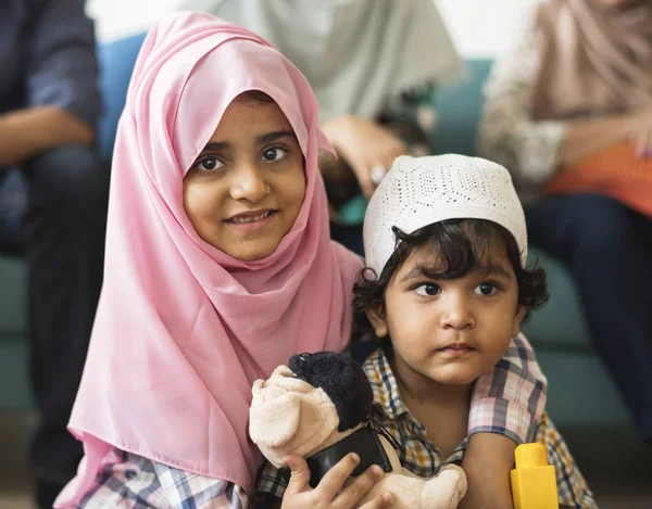 Μουσουλμανική Οικογένεια Χαλαρώνοντας Και Παίζοντας Στο Σπίτι — Φωτογραφία Αρχείου