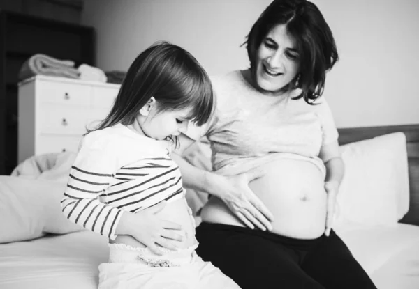 Mãe Grávida Passar Tempo Junto Com Sua Filha — Fotografia de Stock