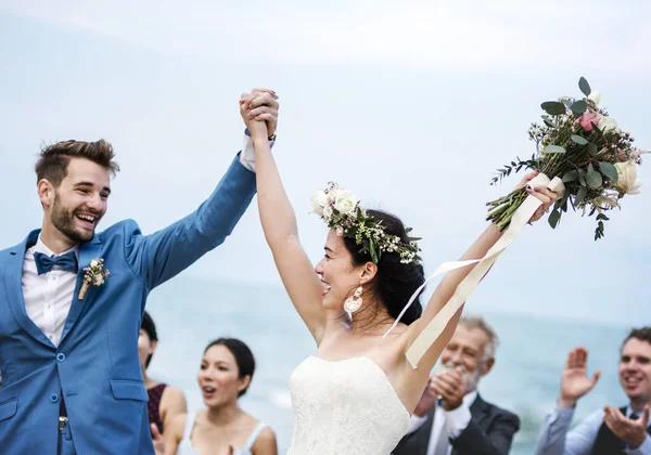Молодая Пара Свадебной Церемонии Пляже — стоковое фото