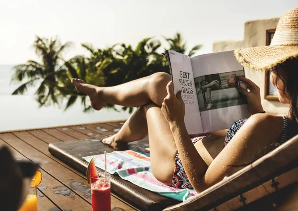 Genç kadın rahatlatıcı bir tatil