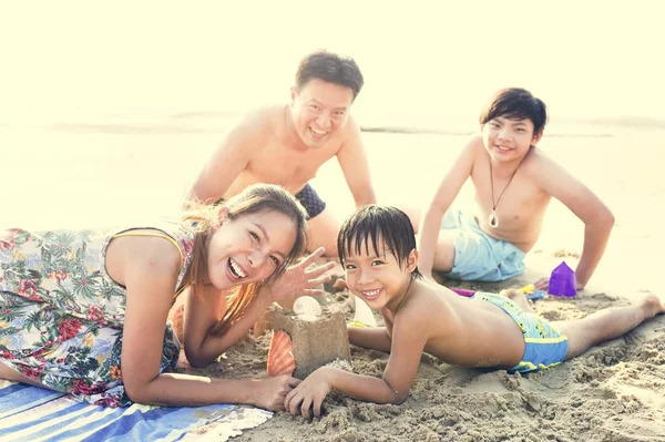 Famiglia Asiatica Spiaggia — Foto Stock