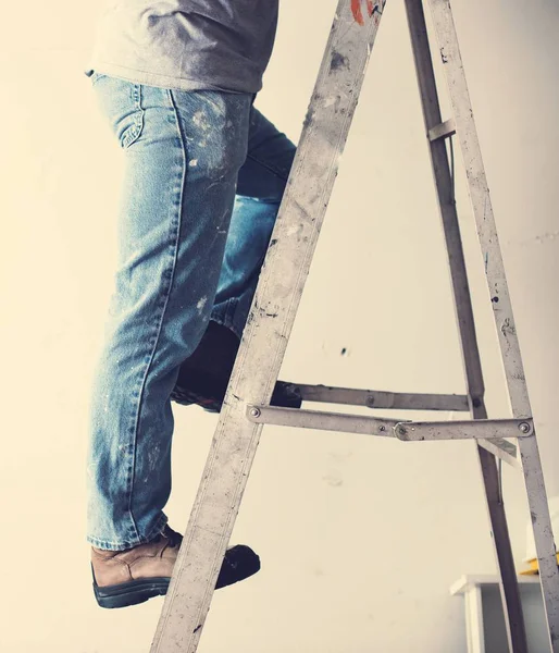 Tamirci inşaat aletlerini yeniliyor.