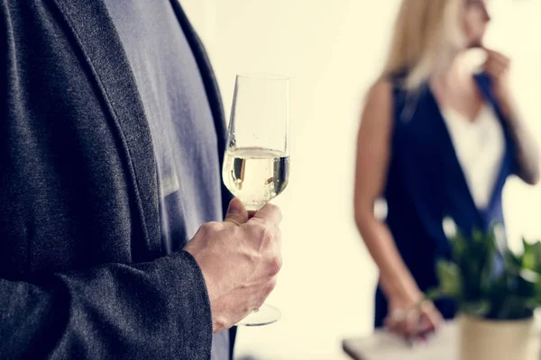 Schnappschuss Von Mann Mit Glas Weißwein — Stockfoto