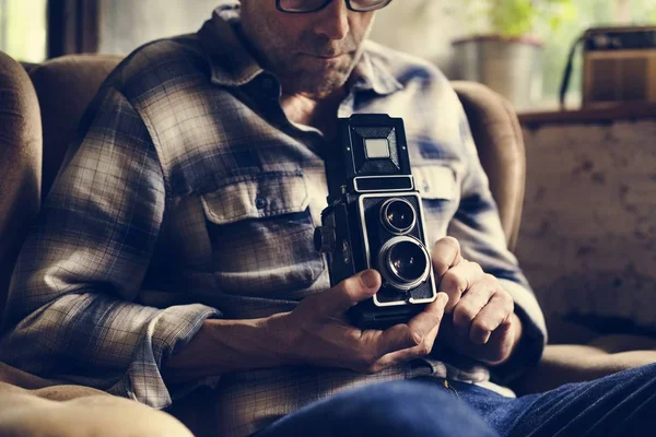 Senior mit Fotokamera — Stockfoto