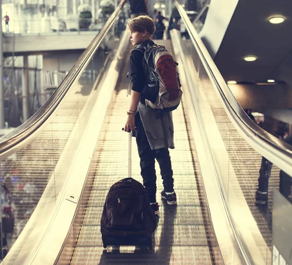 Anak Laki Laki Muda Kaukasia Perjalanan Dengan Bagasi Bandara — Stok Foto