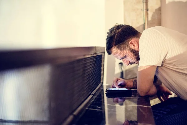 Uomo caucasico utilizzando il telefono cellulare — Foto Stock