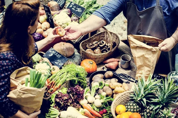 Gente Comprando Verduras Orgánicas Frescas Mercado — Foto de Stock