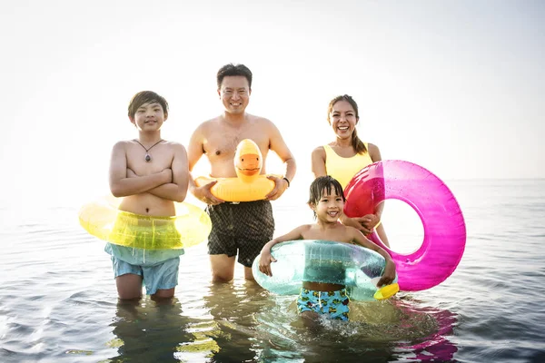 Famiglia Asiatica Che Gioca Spiaggia — Foto Stock