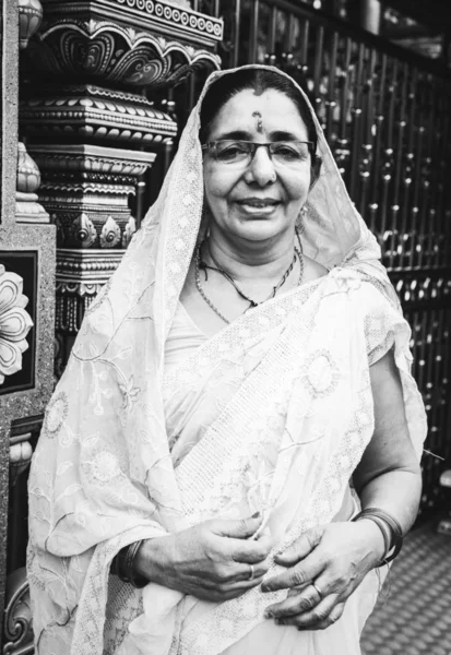 Tapınağı Siyah Beyaz Sari Hintli Kadın Olgun — Stok fotoğraf