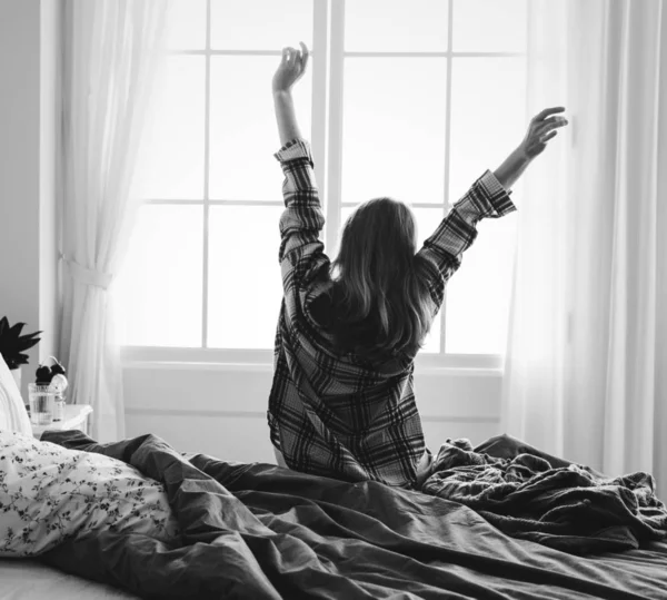 Bianco Nero Colpo Donna Allungando Braccia Dopo Risveglio Mattino — Foto Stock