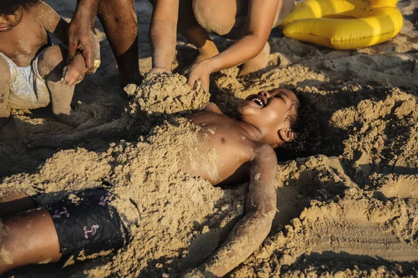 非洲家庭享受海滩 — 图库照片
