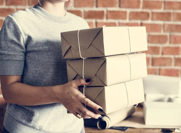 parsel hizmet dolu kutu tutan kadın görüntüsünü kırpılmış