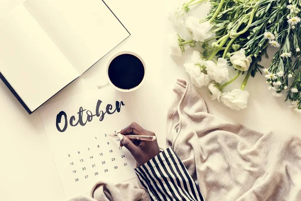 Mujer Escribiendo Calendario Octubre Sosteniendo Teléfono Móvil —  Fotos de Stock