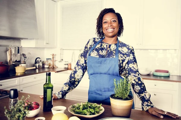 Mujer Africana Cocina —  Fotos de Stock