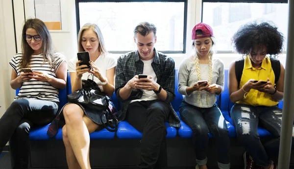 Grupo Jovens Amigos Adultos Usando Smartphones Metrô — Fotografia de Stock