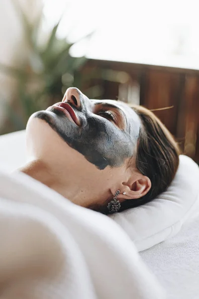 Woman Relaxing Facial Mask Spa — Stock Photo, Image