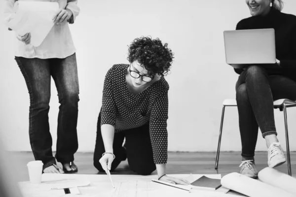 Mujer Trabajando Documento — Foto de Stock