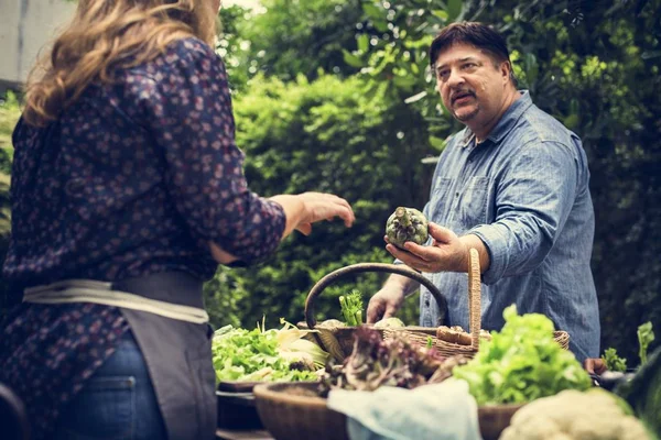 Uomo Che Compra Verdure Fresche Biologiche Mercato — Foto Stock