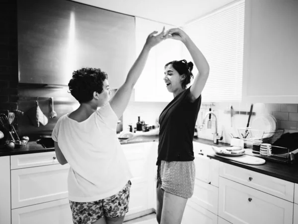 Casal Lésbicas Dançando Cozinha — Fotografia de Stock