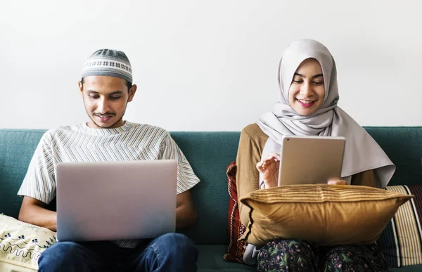 Família Muçulmana Usando Dispositivos Digitais Casa — Fotografia de Stock