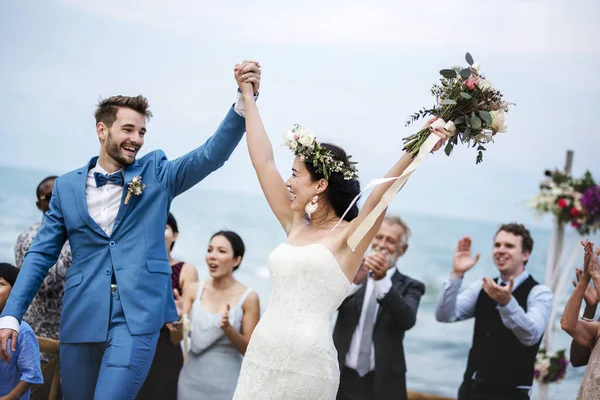 Jeune Couple Lors Une Cérémonie Mariage Plage — Photo