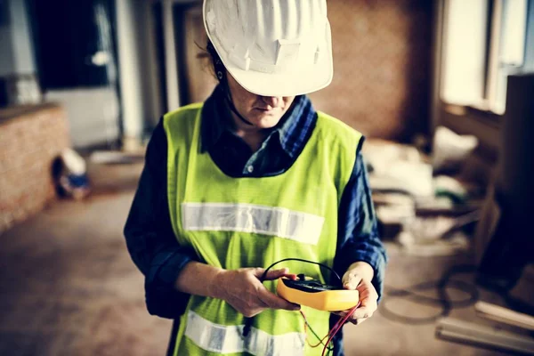 Elektrikář pracuje na domovní instalace — Stock fotografie