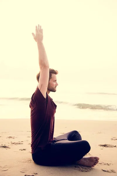 Adam Pratik Yoga Sahilde — Stok fotoğraf