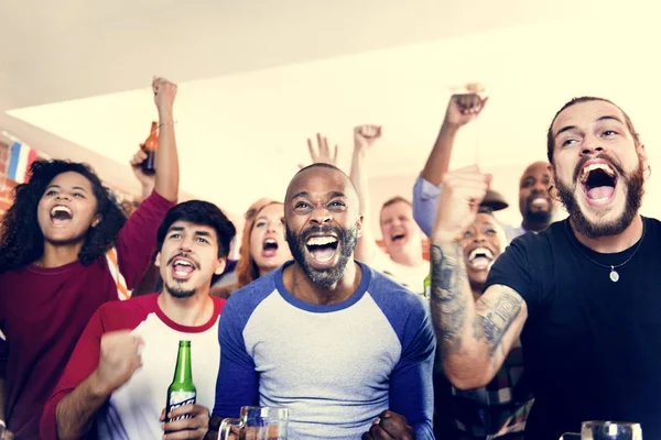 Amigos Torcendo Esporte Bar Juntos — Fotografia de Stock