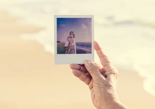 Velha Senhora Segurando Uma Fotografia Praia — Fotografia de Stock