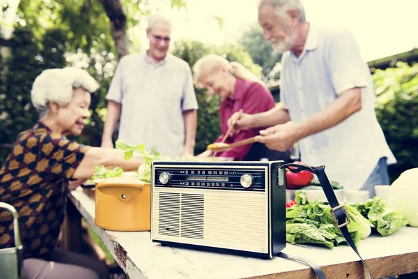 Gros Plan Radio Classique Rétro Sur Table Cuisson Bois — Photo