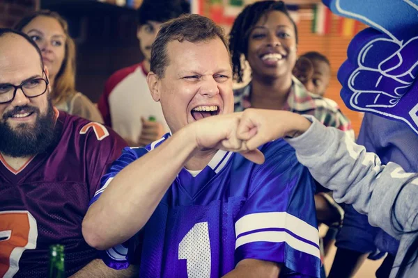 Arkadaşlar, spor bar birlikte tezahürat