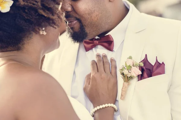 アフリカ系アメリカ人のカップルが島で結婚 — ストック写真