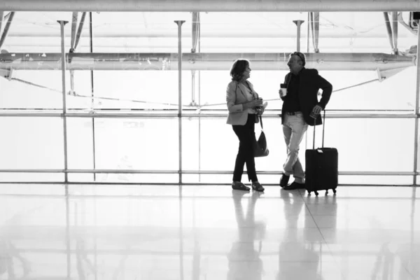 Kaukaski Para Razem Rozmowa Lotnisku — Zdjęcie stockowe