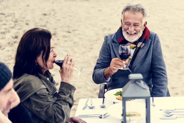 Senioren Stoßen Mit Rotwein Strand — Stockfoto