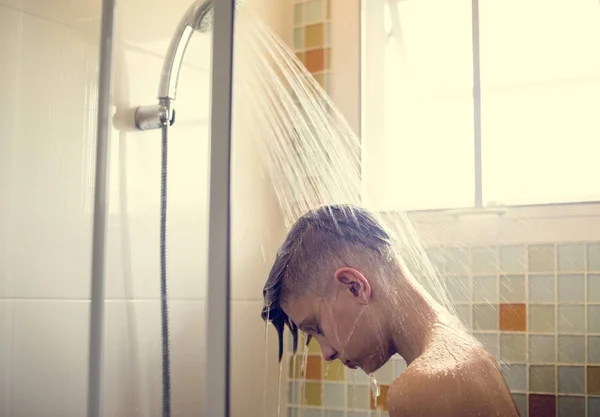 Young Caucasian Man Showering Bathroom — Stock Photo, Image