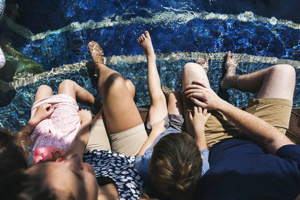 Familie Genießt Ein Schwimmbad — Stockfoto