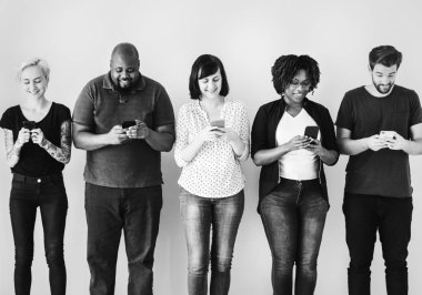 bir grup insan cep telefonunu kullanarak