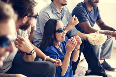 Grup çeşitli arkadaşıyla birlikte 3d film izlerken