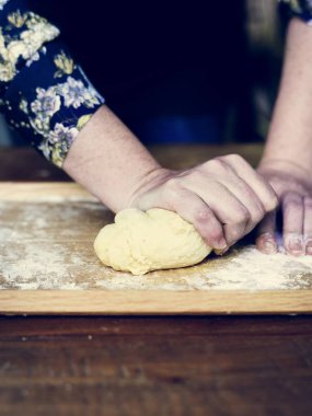 Pasta için hamur yoğurma el yakın çekim