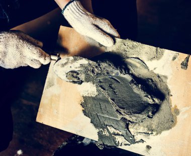 kadın işçi çimento ile