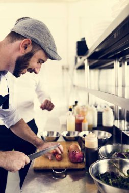 Çalışma ve mutfakta yemek Şef