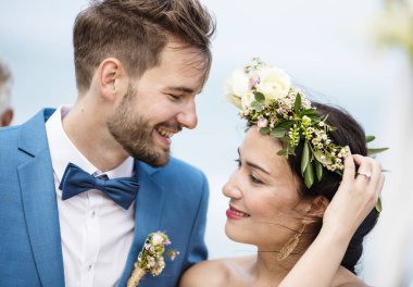 Sahilde düğün töreninde genç çift