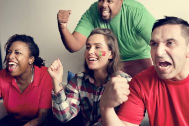 Arkadaşlar boyalı bayrağı ile Dünya Kupası tezahürat