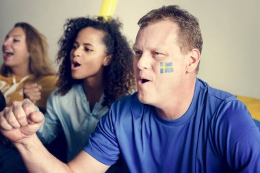 Arkadaşlar boyalı bayrağı ile Dünya Kupası tezahürat