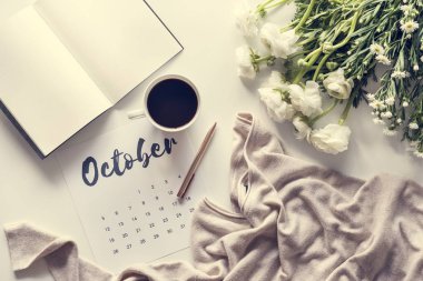 Kahve fincanı ile takvimin havadan görünümü